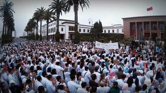 طلبة الطب يتشبثون بمطالبهم في وقفة حاشدة بالرباط
