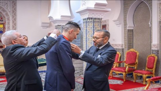 جلالة الملك يوشح سفيان البقالي، بوسام العرش من درجة قائد.