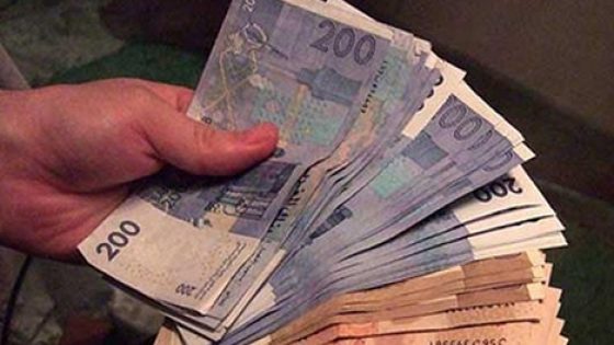 توقيف ثلاثيني بحوزته مئات الأوراق النقدية المزيفة